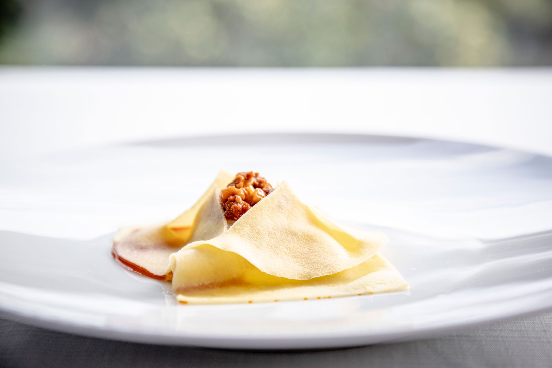 Raviolo aperto, stracciatella e ragù d’agnello irlandese