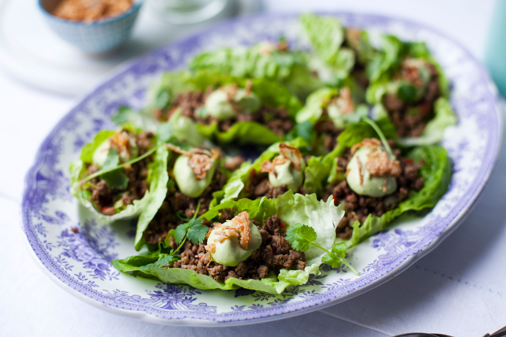 Coppette di lattuga con carne di manzo e maionese all’avocado