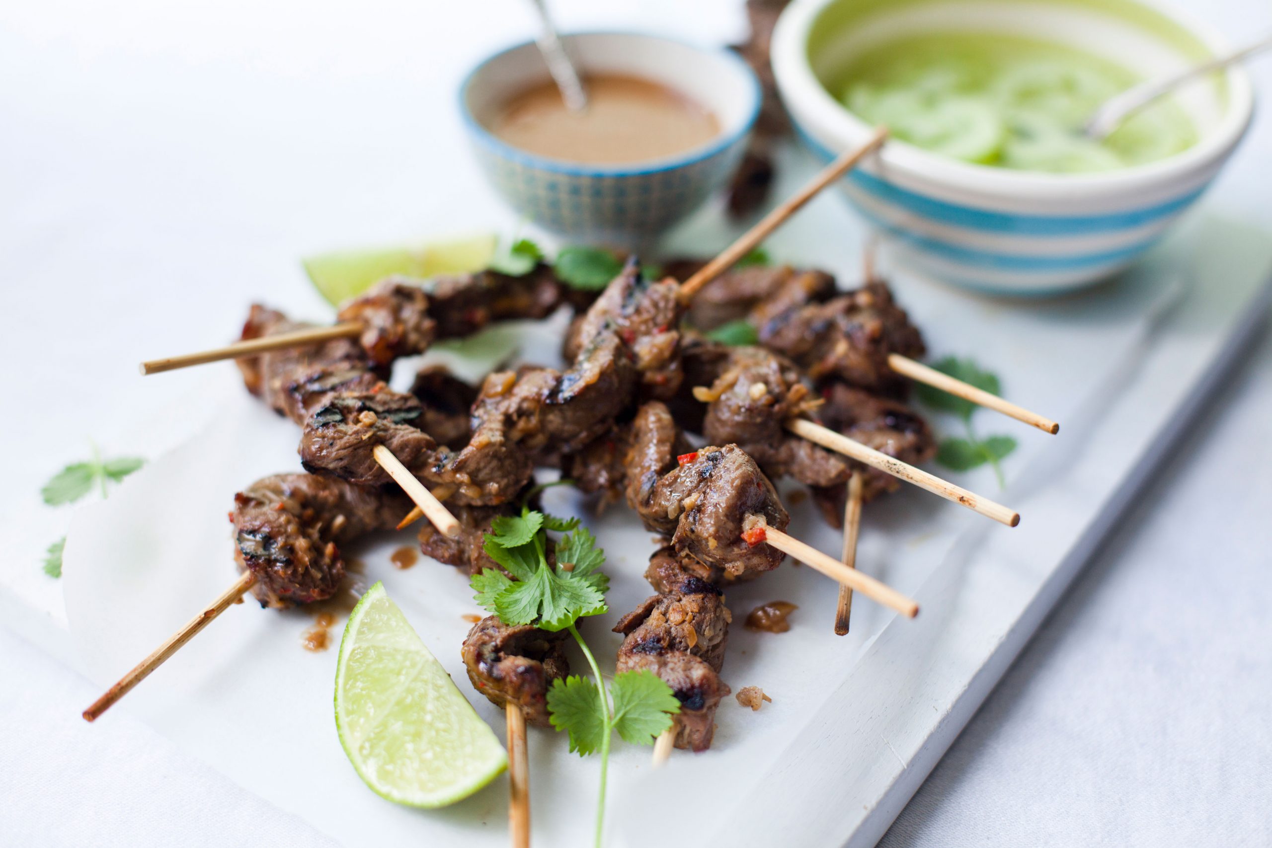 Satay di manzo con cetrioli in agrodolce