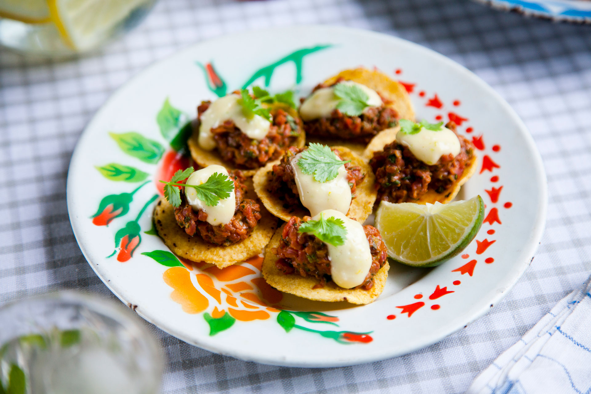 Tartare su tortilla chips al mais