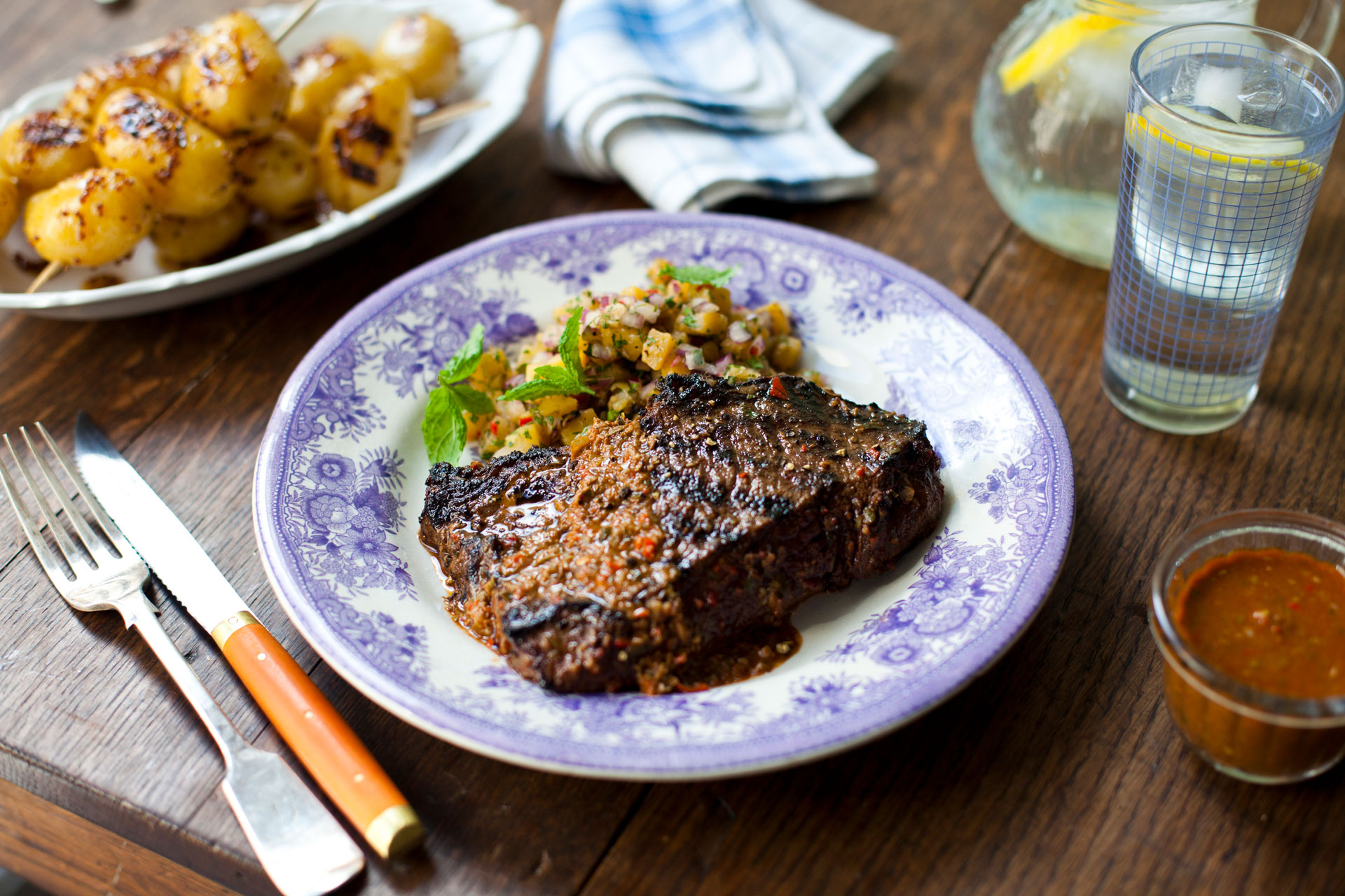 Jerk steak, o bistecca alla giamaicana, con salsa all’ananas aromatizzata