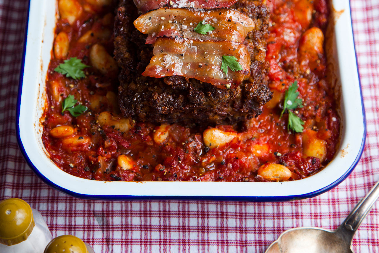 Polpettone con salsa al pomodoro e fagioli