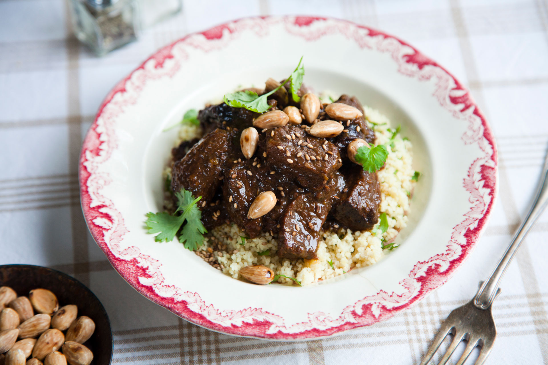 Manzo alla magrebina con cous cous, prugne e mandorle tostate