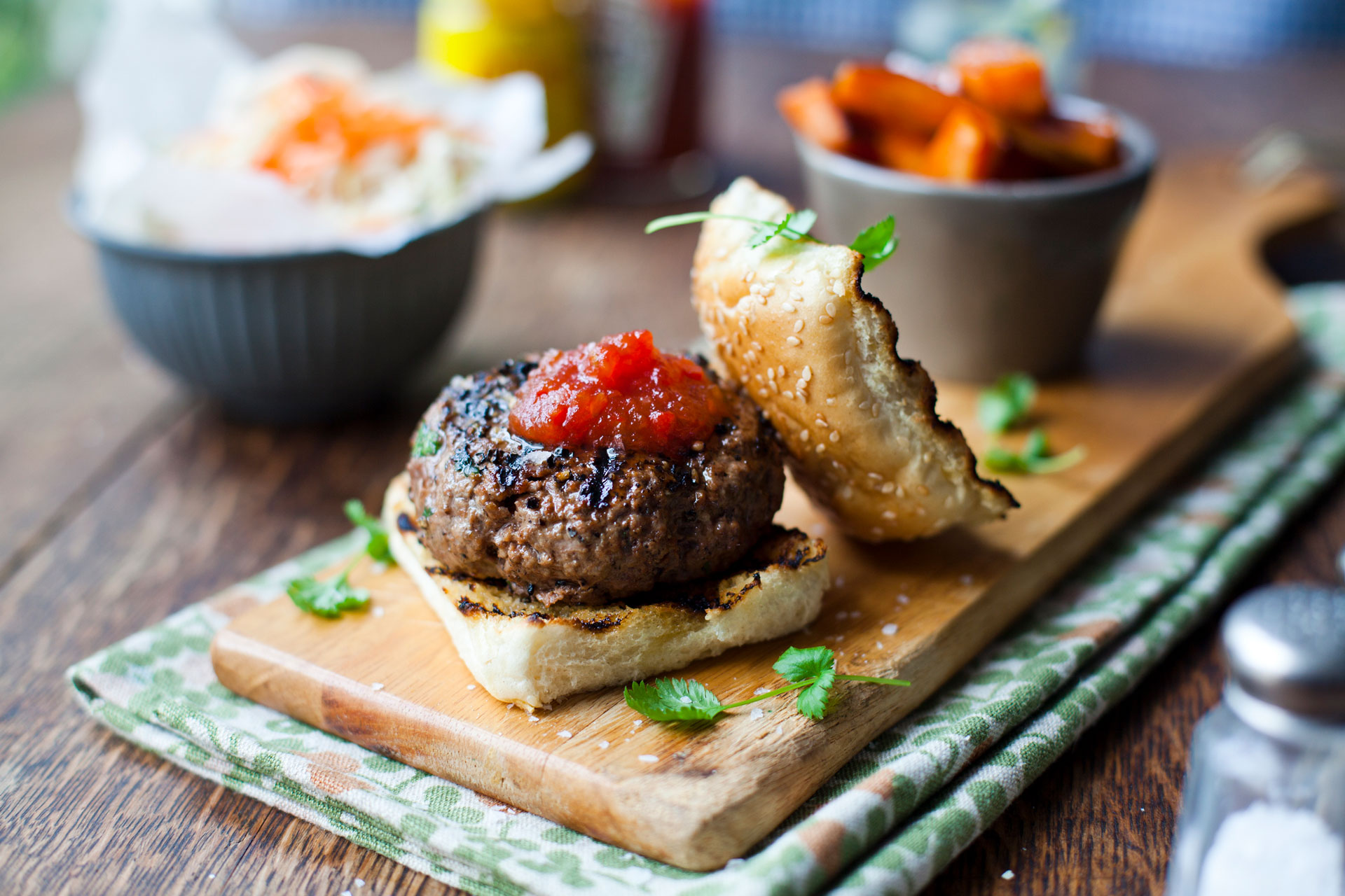 Mini hamburger saporiti di manzo con relish di pomodoro speziato