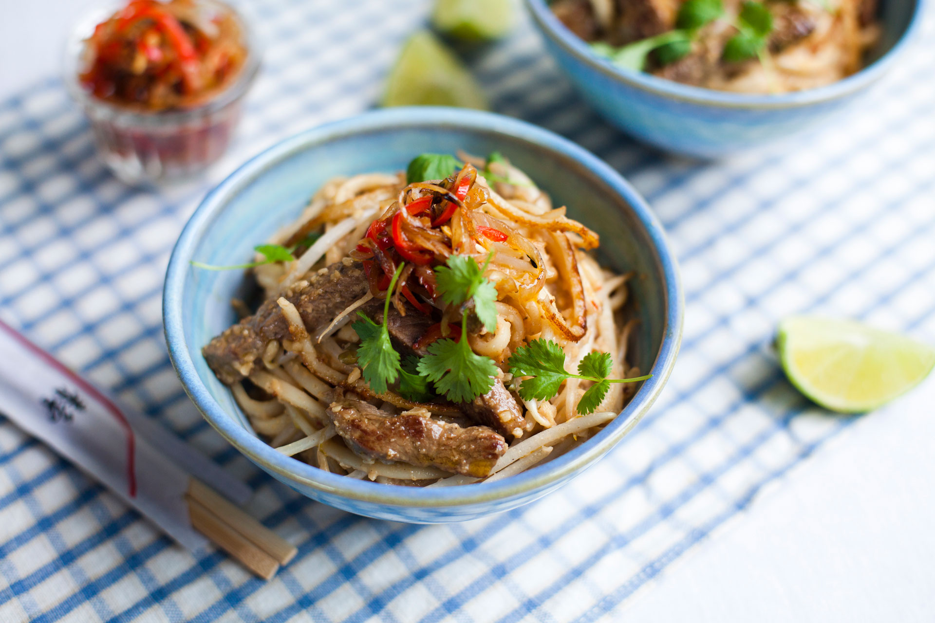 Manzo dorato con udon saltati in salsa di arachidi