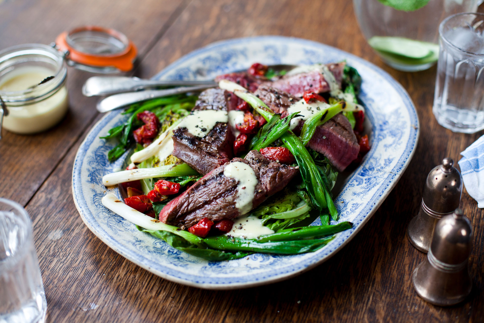 Insalata di manzo tiepida con lattughella & cipollotti grigliati