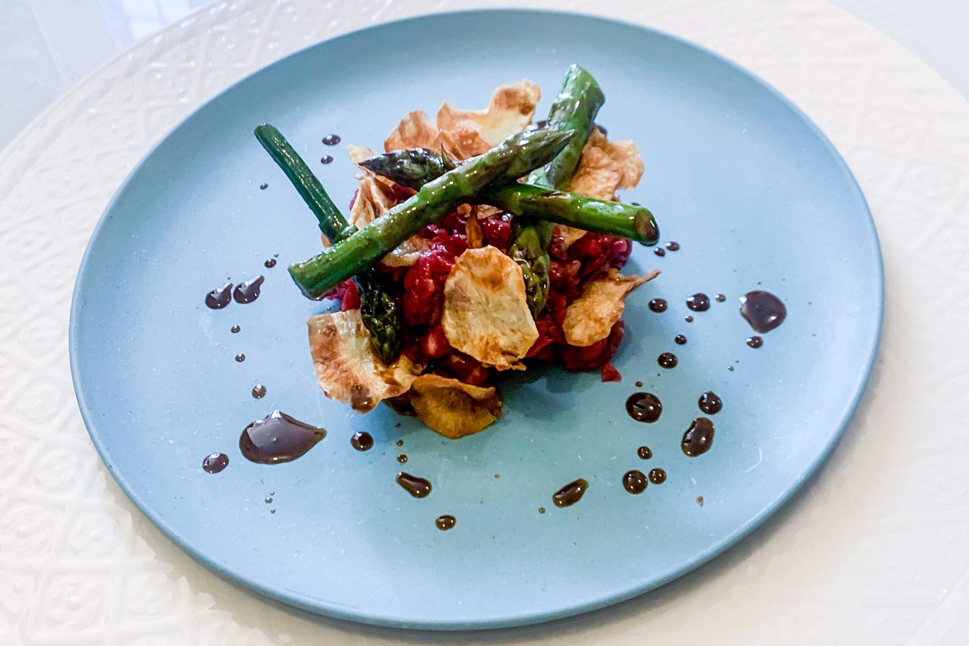 Tartare di filetto di manzo irlandese con topinambur e asparagi