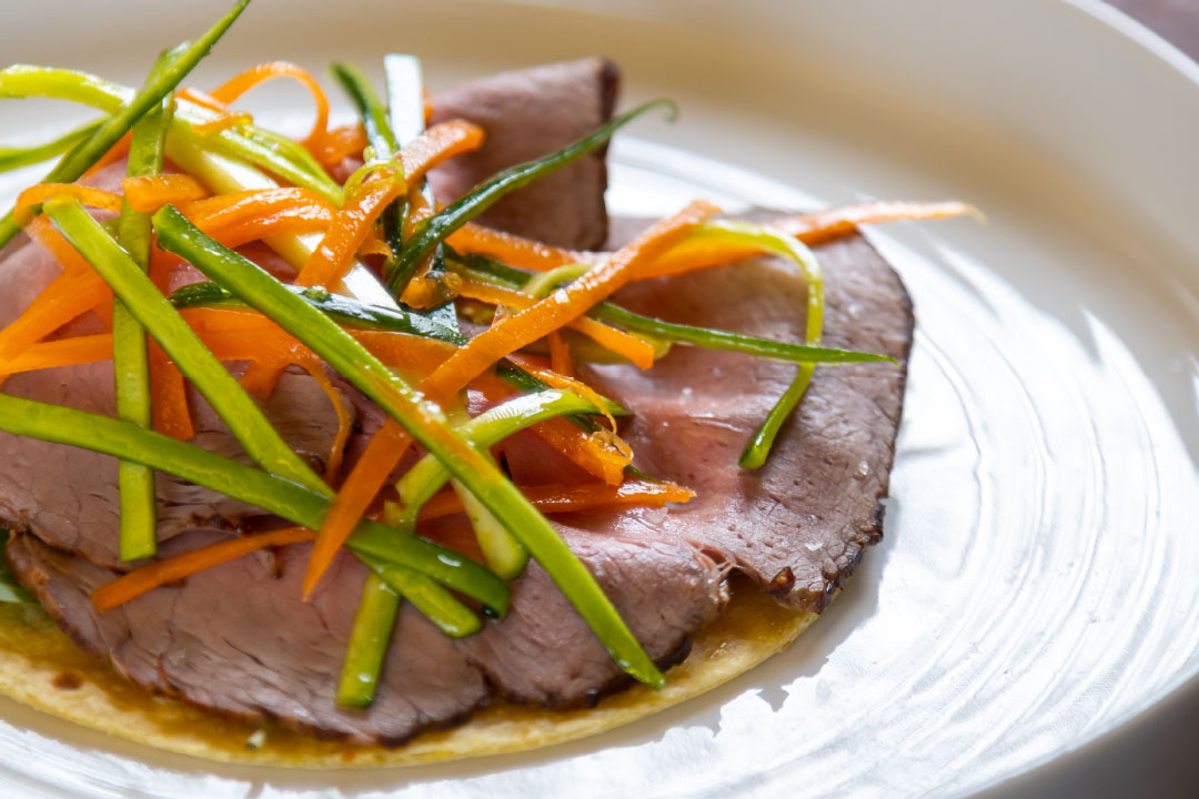 Tortilla tiepida di mais con roast beef di manzo irlandese e insalata di verdure