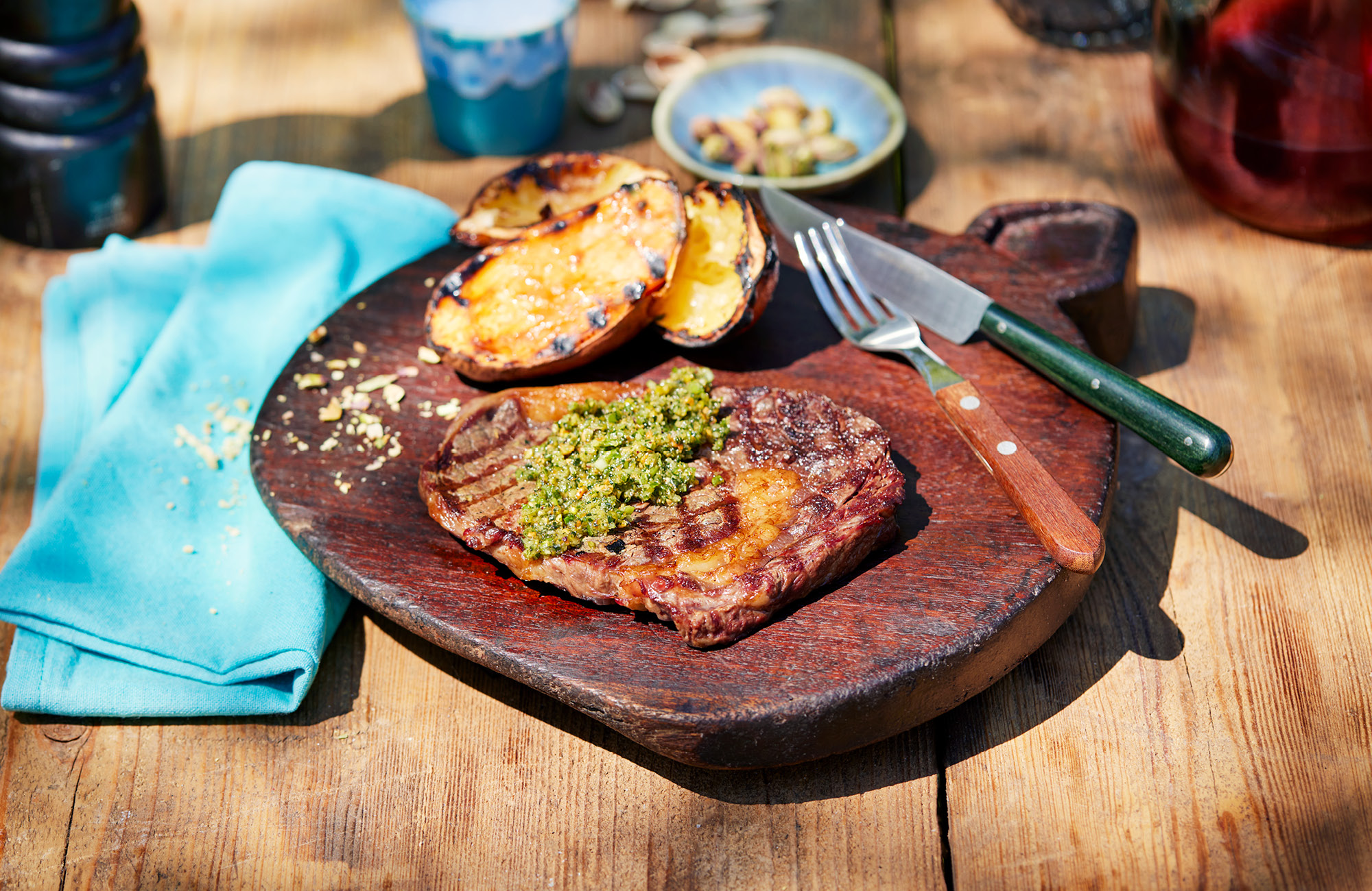 Costata irlandese con patate dolci, panna acida, basilico e pistacchio