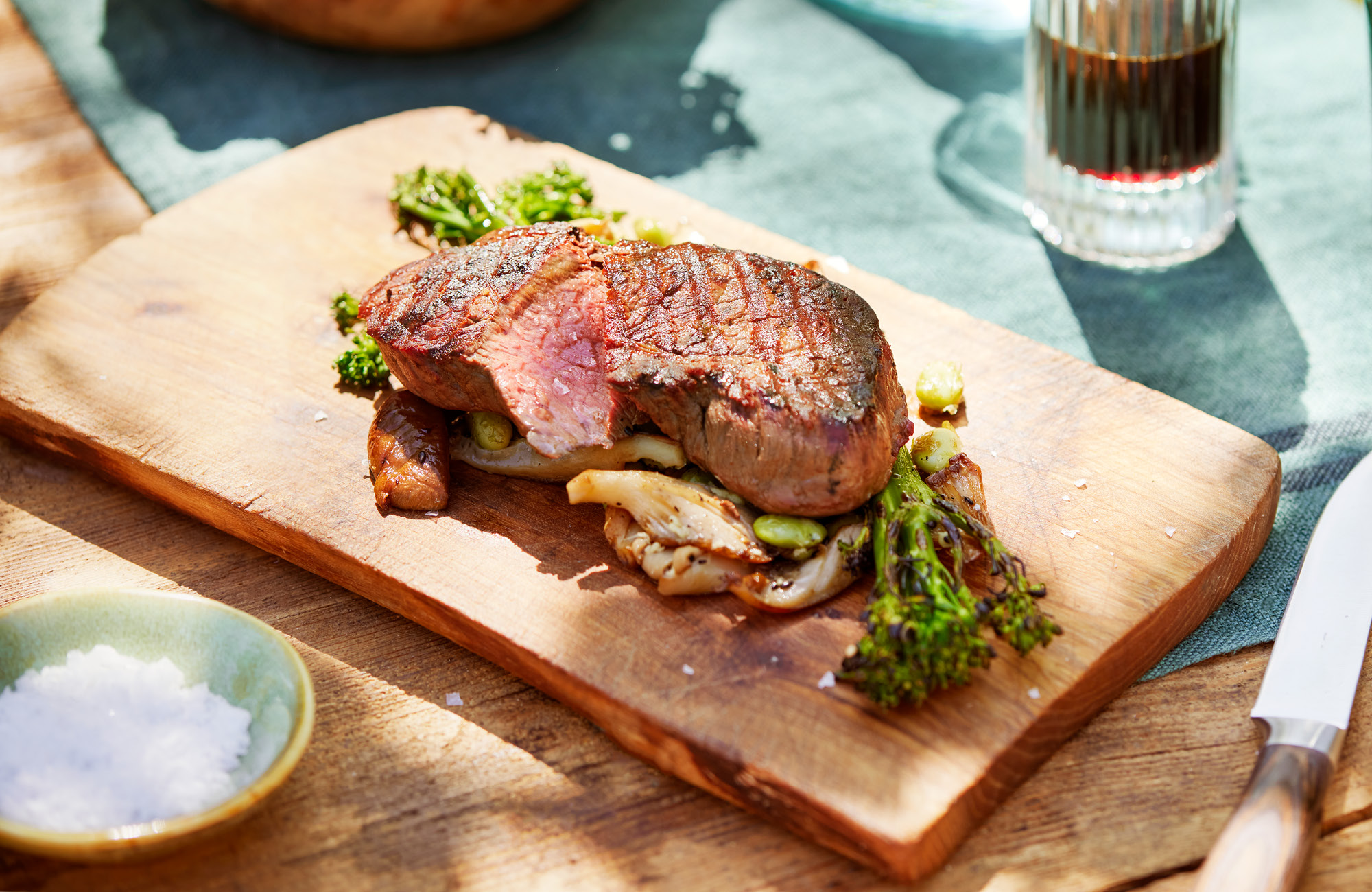 Bistecca irlandese con funghi geloni e broccoli a gambo tenero