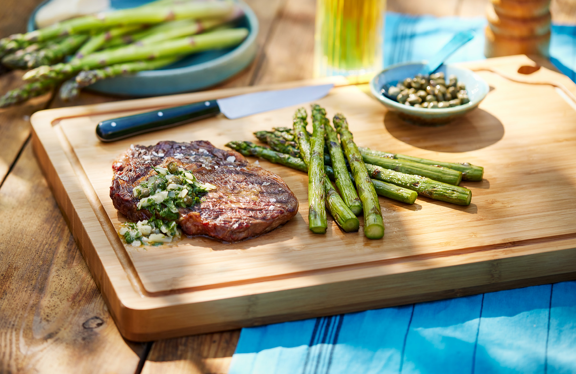 Bistecche di manzo irlandese con asparagi verdi, burro bruno e capperi