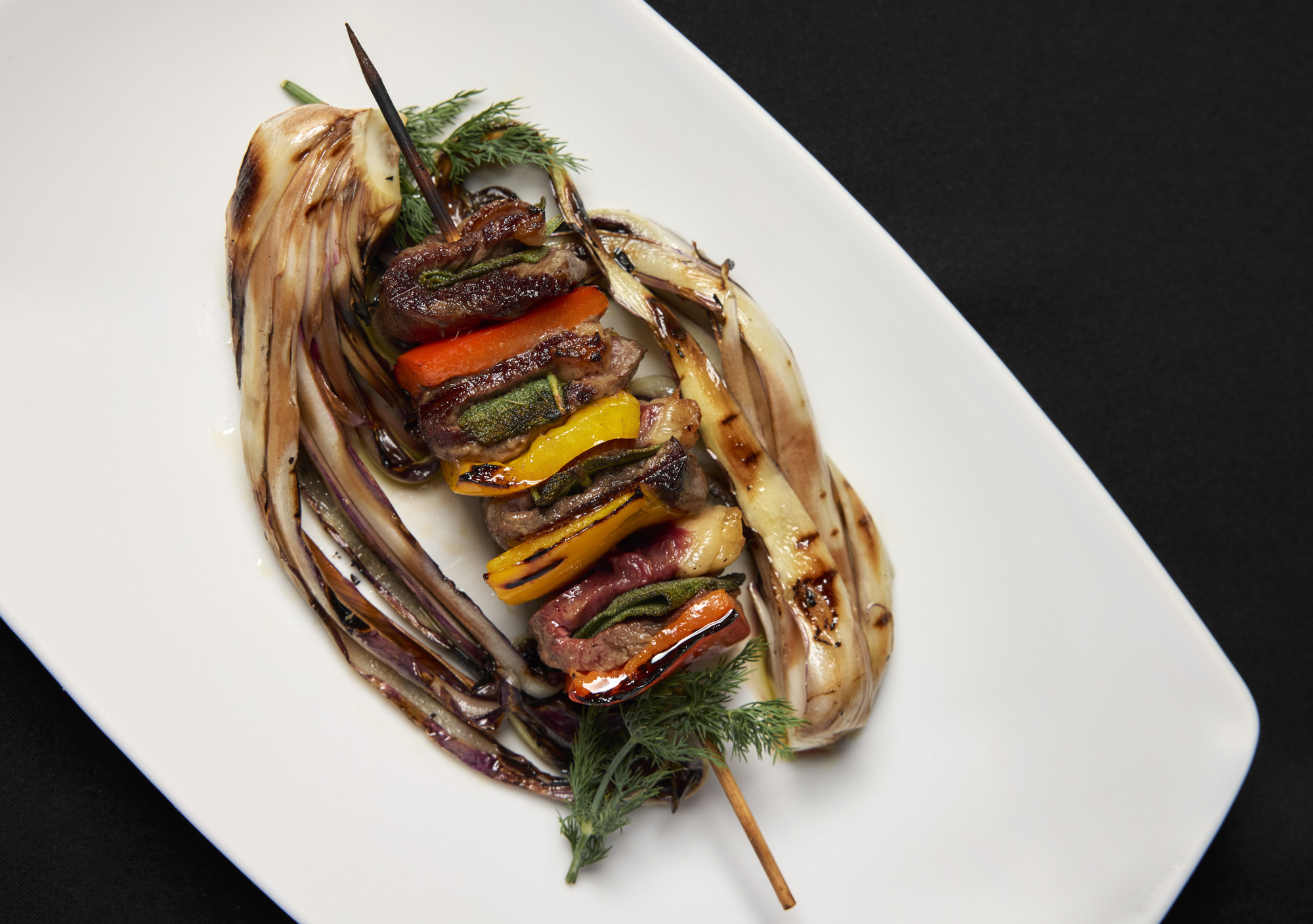 Spiedino di picanha irlandese, salvia e peperoni con Radicchio di Treviso grigliato