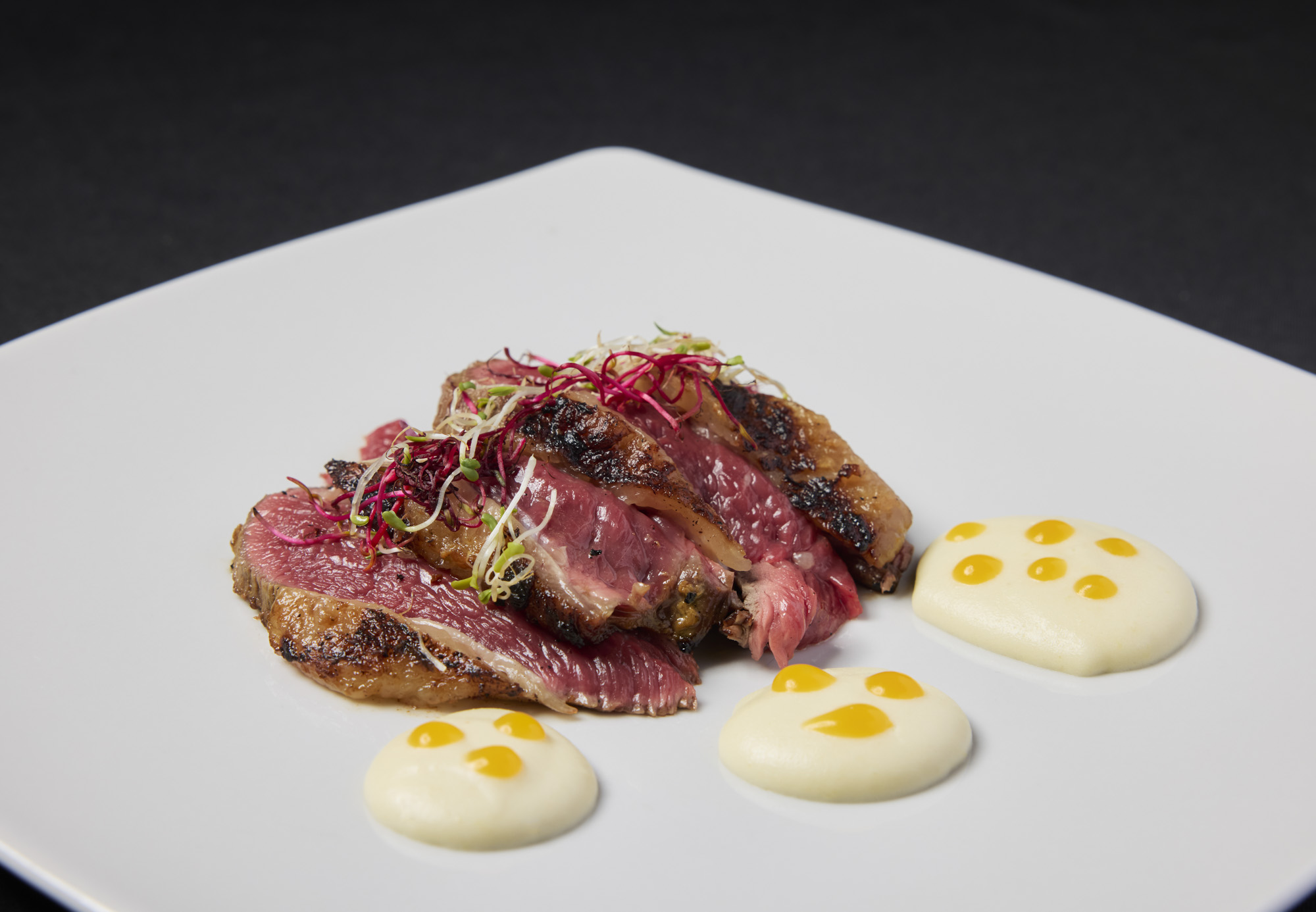 Tagliata di picanha irlandese marinata alla senape con gocce di zucca e patate