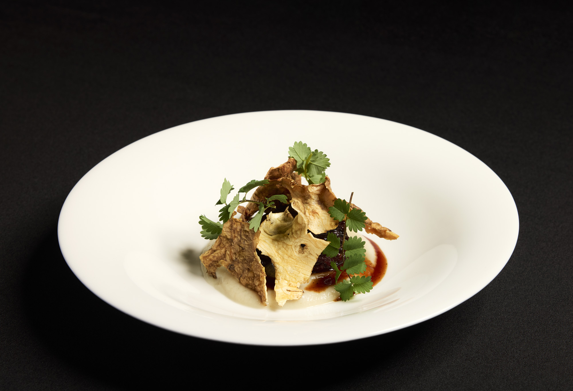 Brasato di reale di manzo irlandese, crema di topinambur e chips