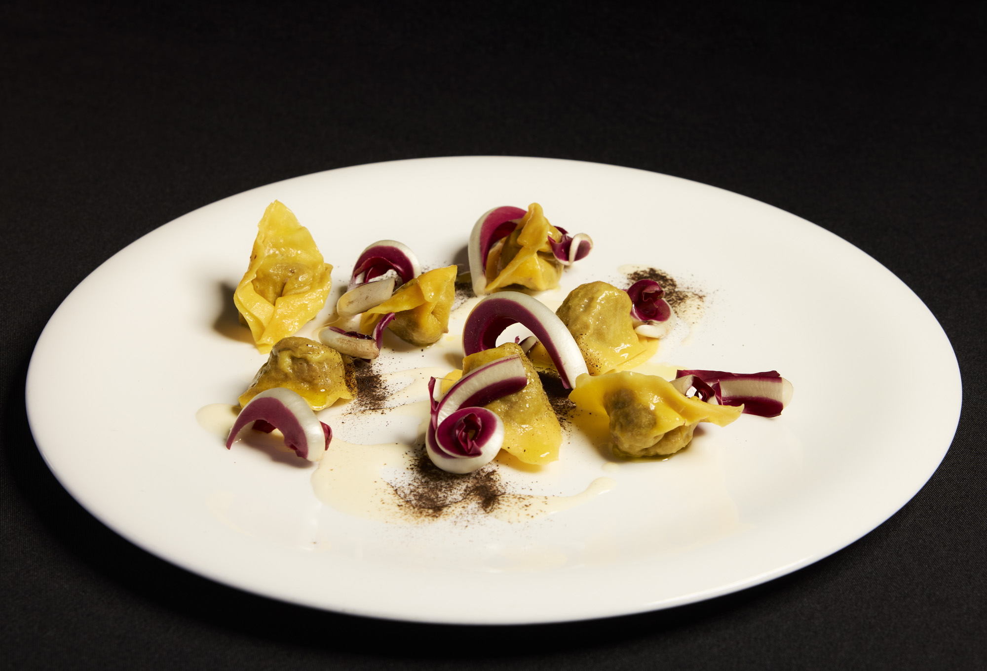 Tortelli di manzo irlandese, crema di parmigiano e te nero affumicato